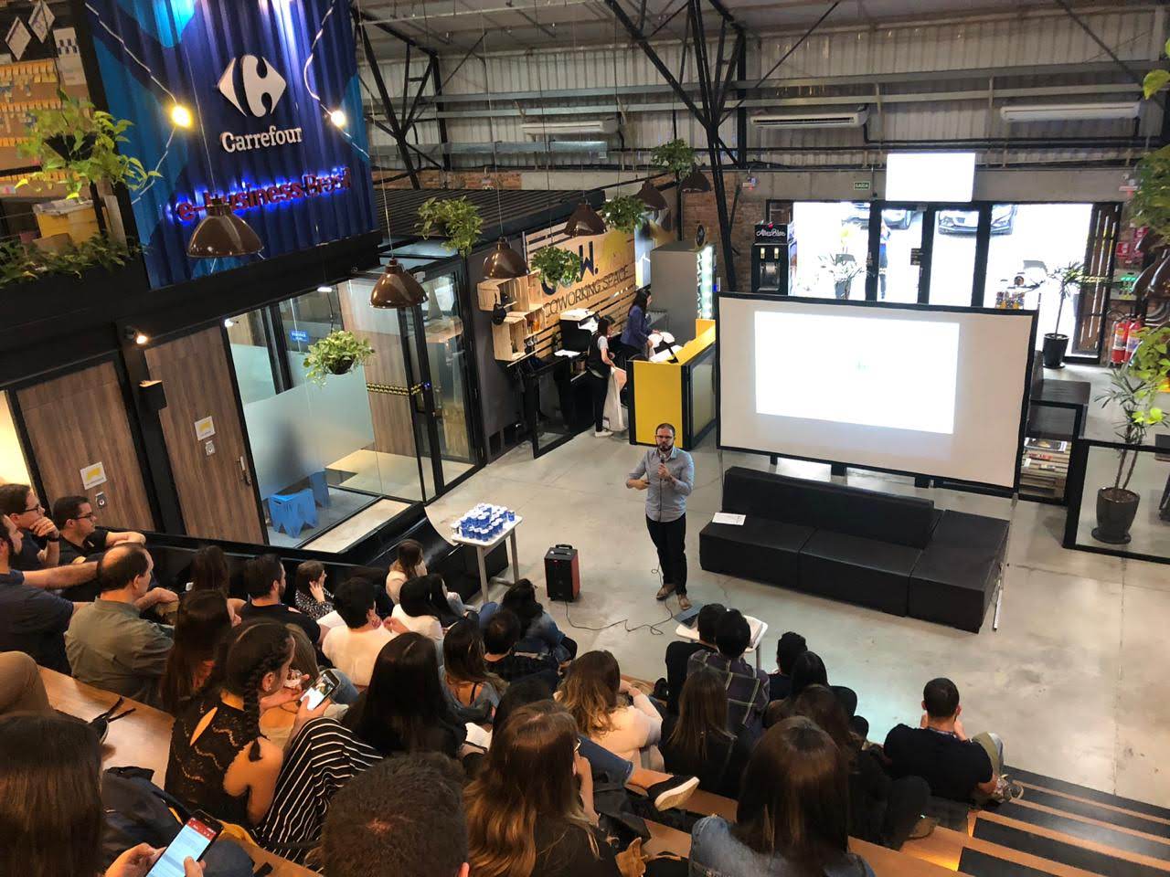 Jimmy palestrando para uma plateia em evento de e-business